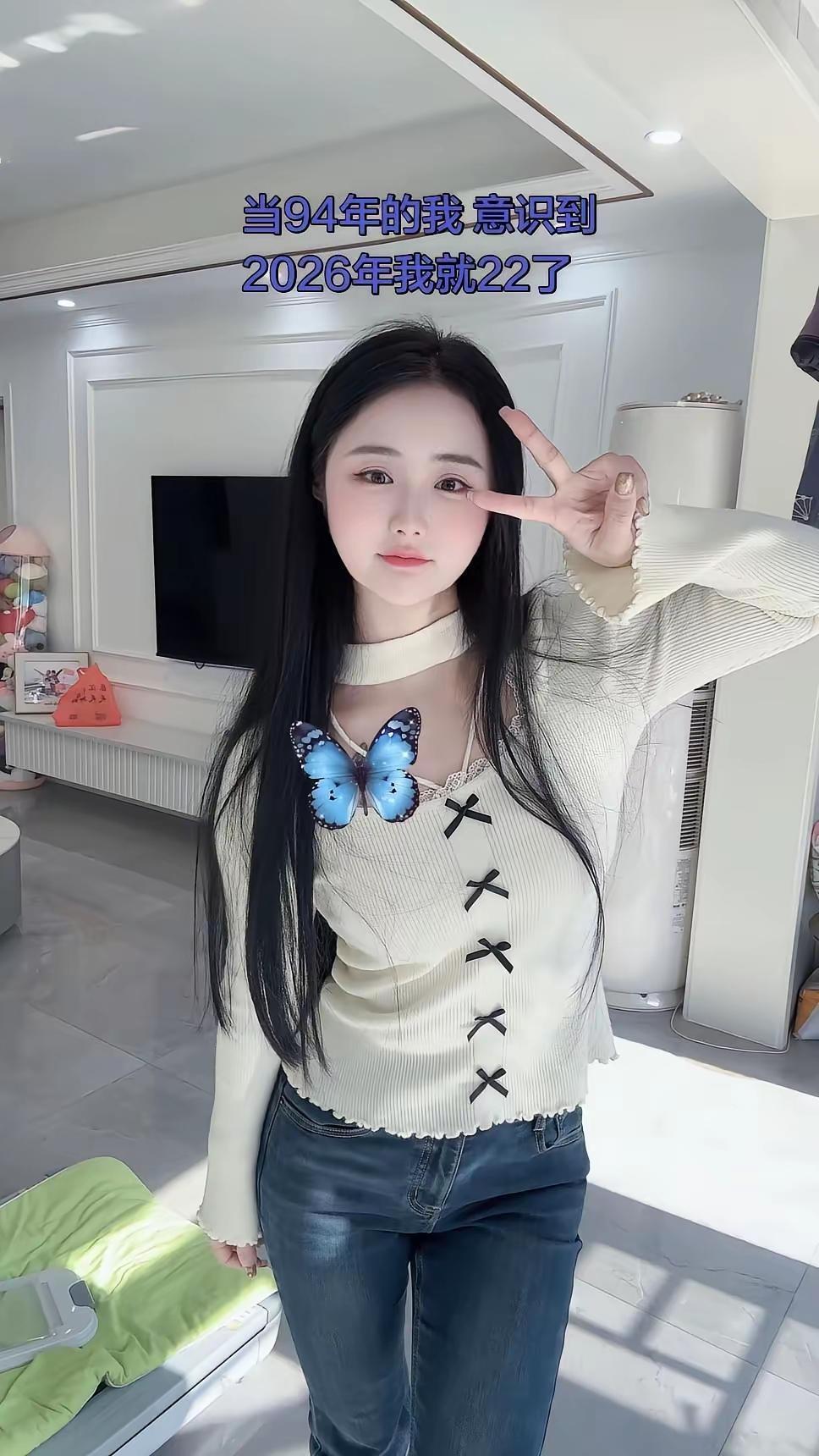 镜中人似花，岁月如梭转。