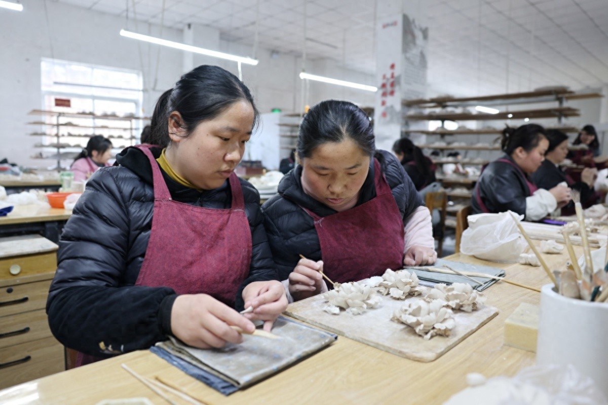 一对聋哑双胞胎，用13年沉默坚守，让洛阳牡丹瓷惊艳世界