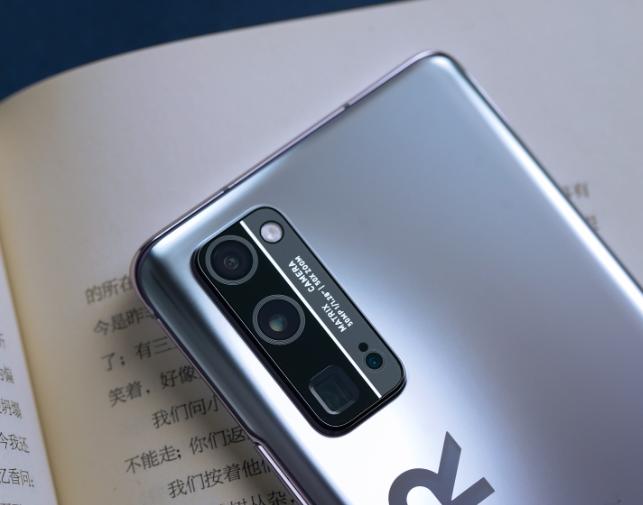 这块屏幕简直是亮点！无论是看视频、玩游戏还是刷网页，色彩都很鲜艳，流畅度也非常高