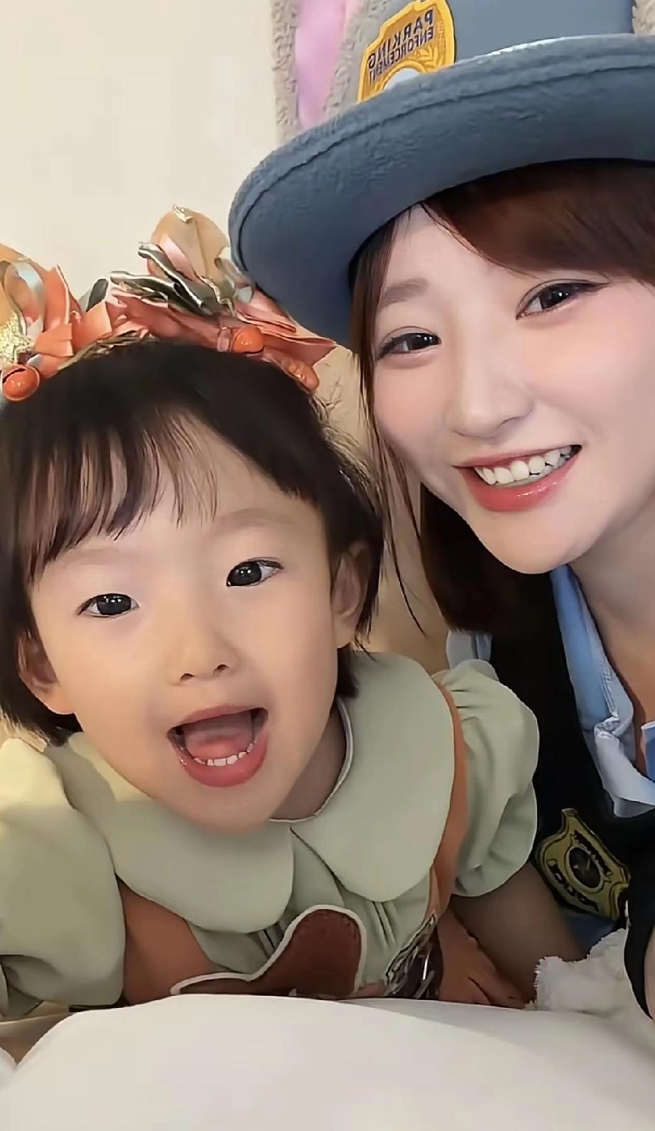 昨天闪闪三周岁生日，妈妈黄一鸣更新了视频，原因带闪闪去上海迪士尼度假区游玩去了！