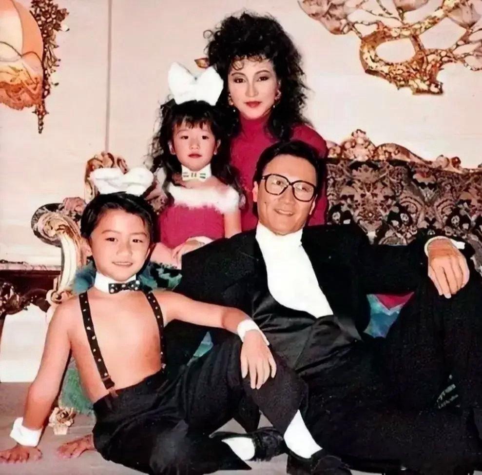谢霆锋小时候就喜欢玩cos，妹妹谢婷婷cos兔女郎，他cos兔男郎。 ​​​
