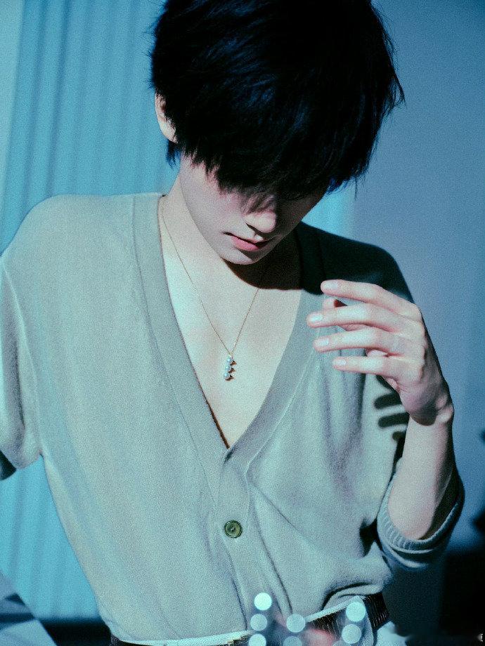 张真源大深V 张真源新歌《无名氏》写真，大深V配珍珠项链太诱惑了吧！张真源无名氏