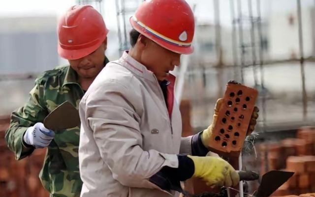 目前，在以色列的建筑工地上，有中国工人，也有印度工人。中国工人每月工资，换算成人