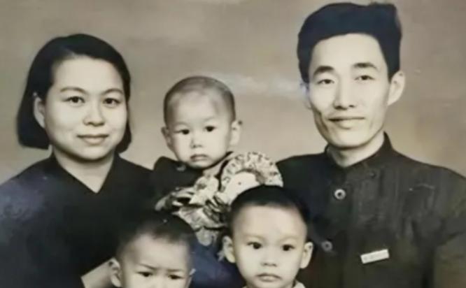 1946年，一个戴墨镜、穿旗袍、整天跟邻居打麻将的"张太太"，住在南京最危险的街