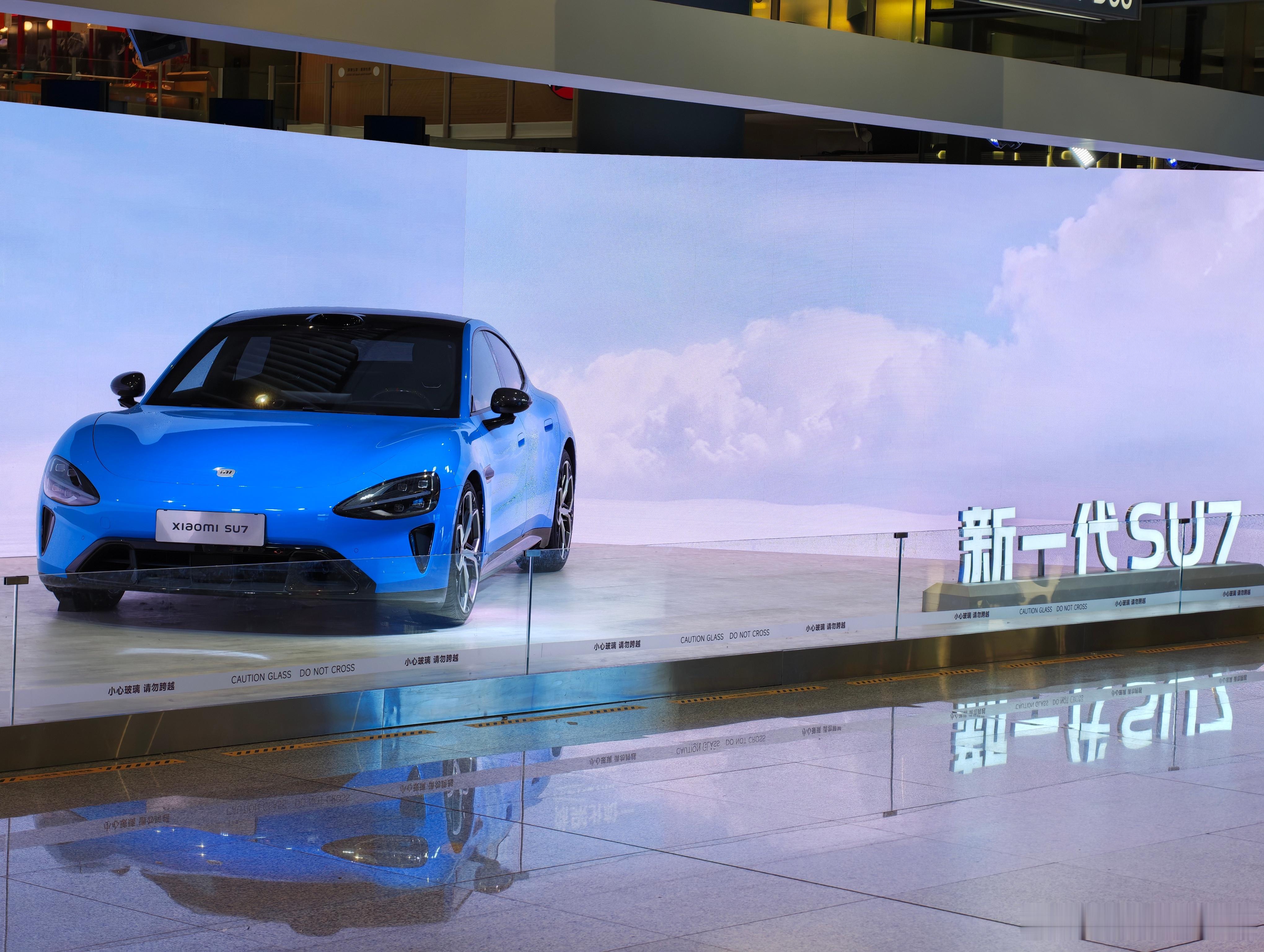 一直太忙没时间去试驾新一代SU7，没想到第一次看见是在机场