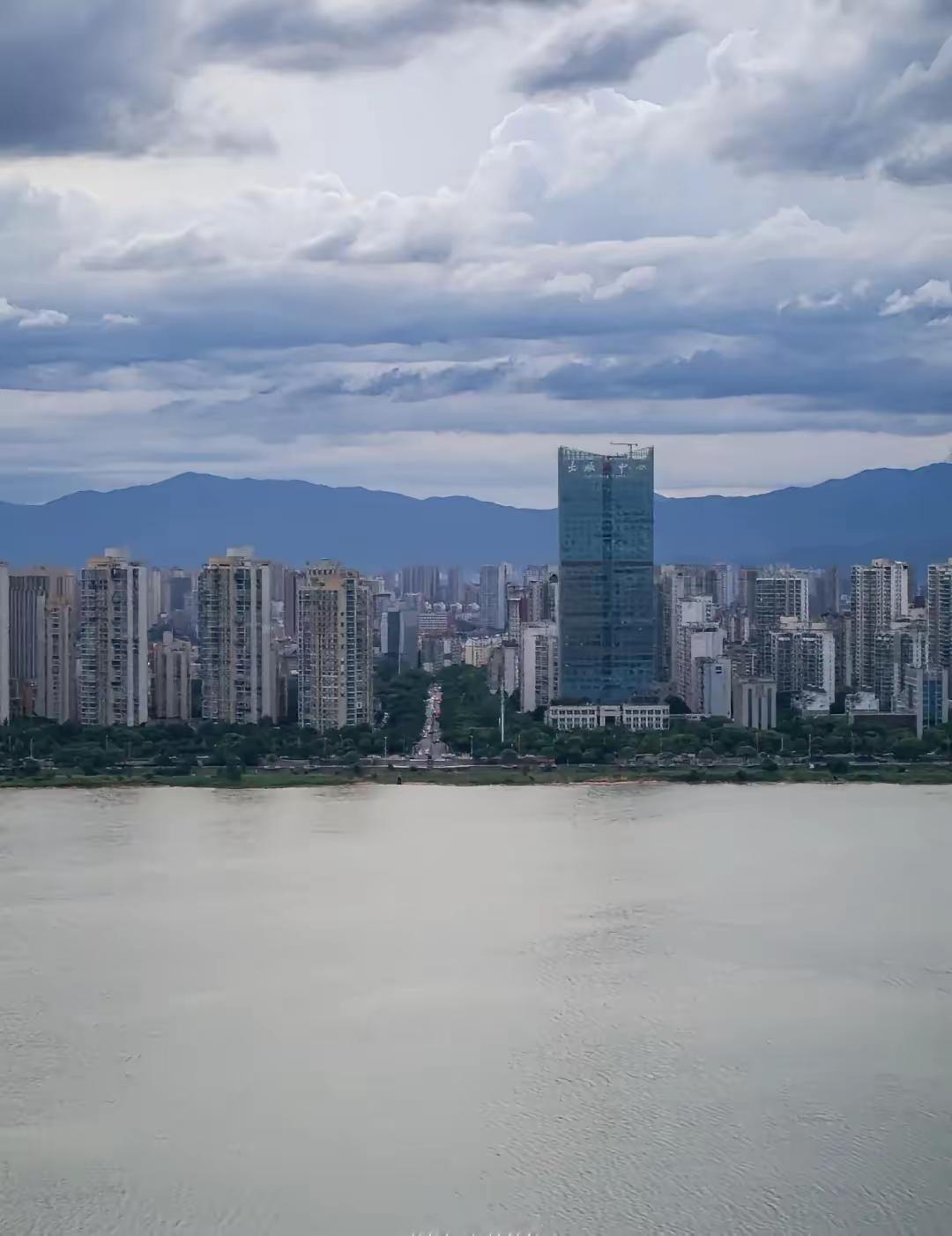 南昌与武汉市的水域面积比较
 
1. 南昌市
全域水域总面积：2204.37 k