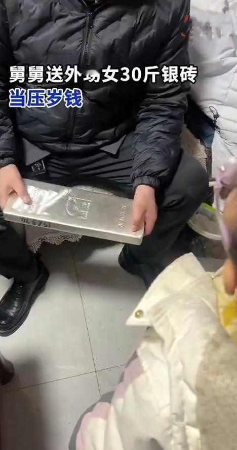 好家伙！这压岁钱直接“砸”懵人！
 
谁能想到拜年还能收到“压手”的惊喜？河南有