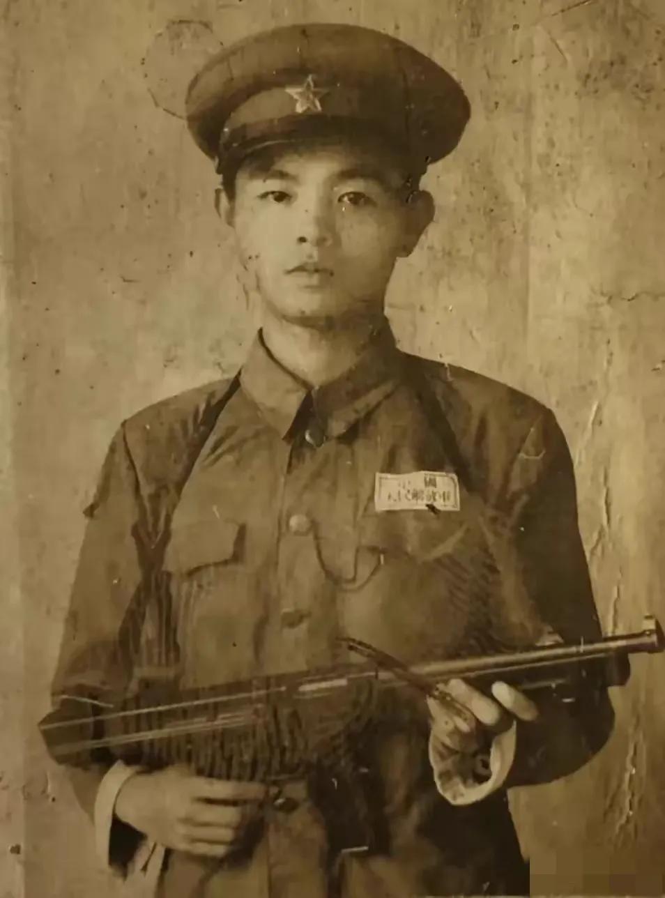 这名解放军战士手中的步枪太特别了，大家有认识这是哪种型号吗？
有人说这是汤姆逊冲