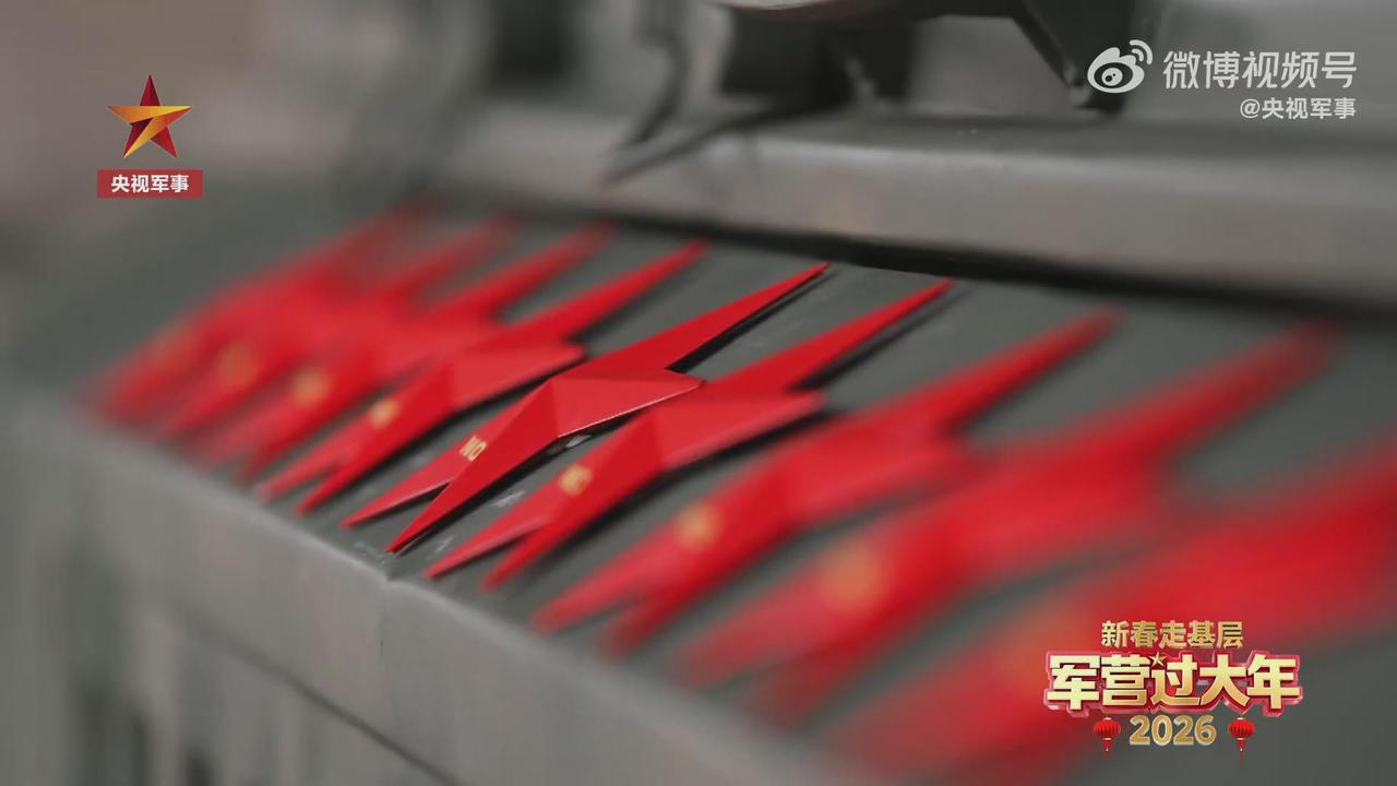 功勋导弹发射车
在火箭军流传导弹发射车上最显眼的位置佩戴一枚红五角星就代表着圆满