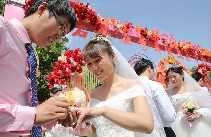 【石家庄第五届文明婚俗集体婚礼举办，拒绝高额彩礼，新风尚引热议】

9月20日，