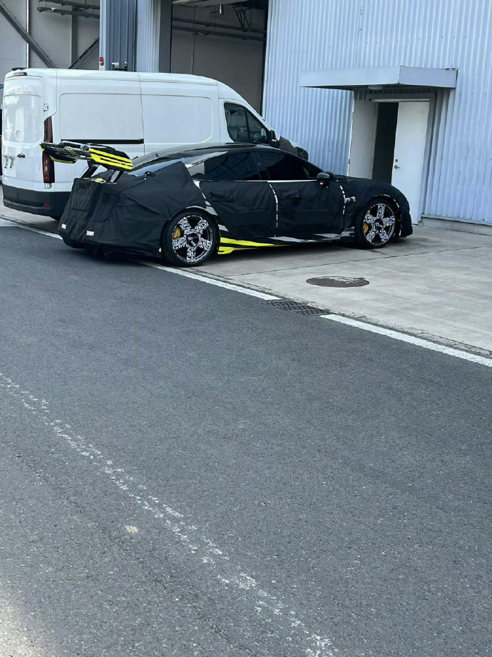 户外实拍素材曝光一台轿跑测试车，醒目的后置尾翼成为画面核心特征，暂时没有官方说明