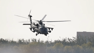 这是陆军航空兵装备的国产“直20T”突击运输直升机。
这种直升机既可以用于人员物