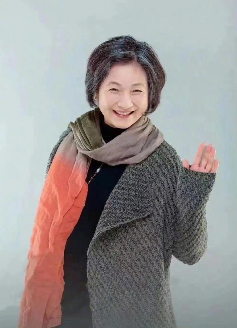 卡耐基说：“这个世上能百毒不侵的女人，都曾伤痕累累，能笑看风云的女人，都曾千疮百