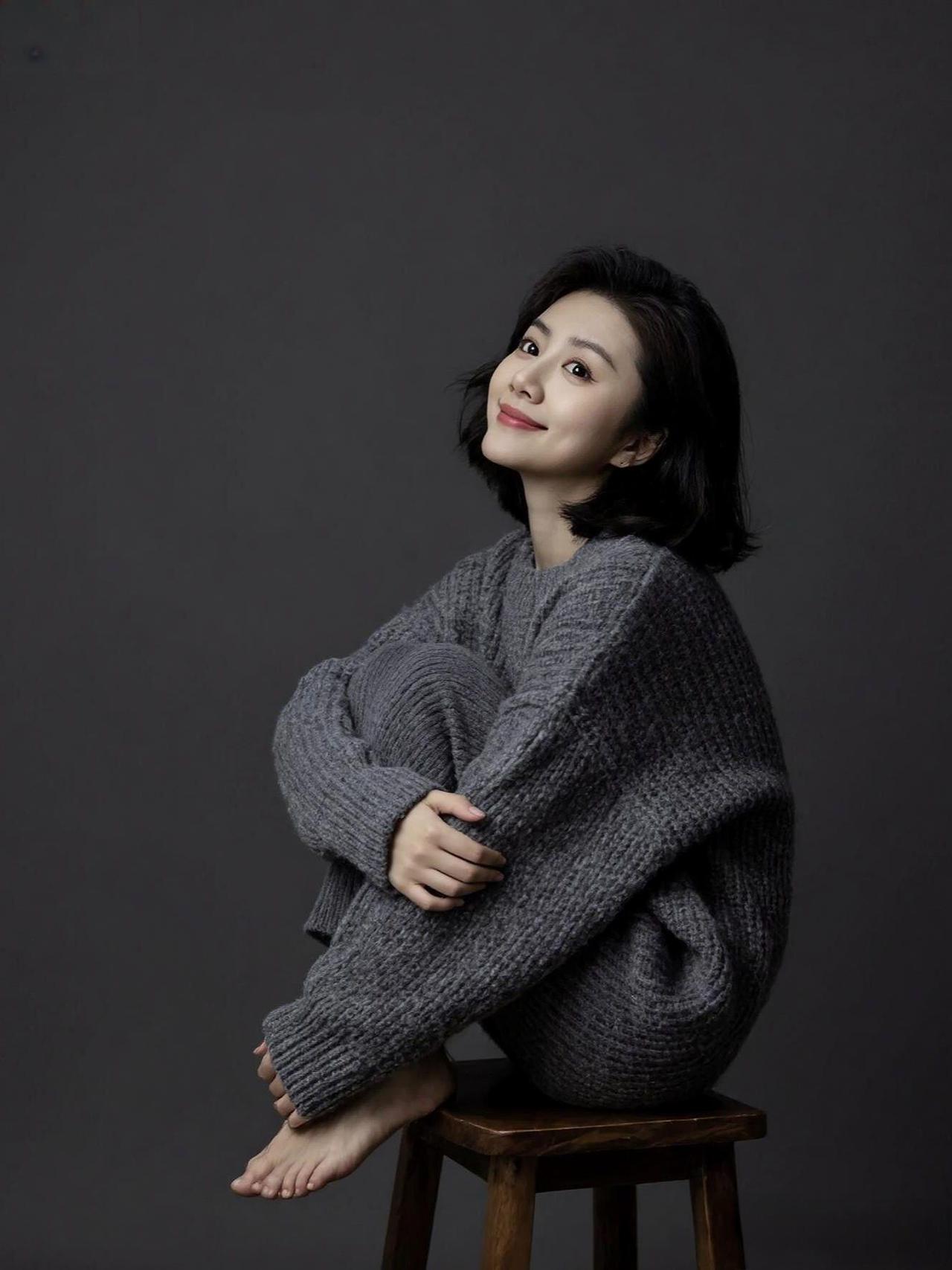 纯色背景肖像照，你看着她就很美。