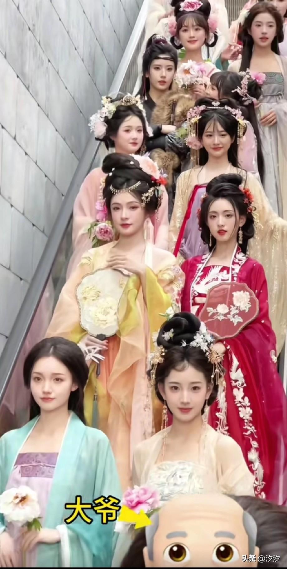 为什么现在穿汉服的人越来越多了？
那是因为之前不知道汉服这么漂亮，
网上很多美女