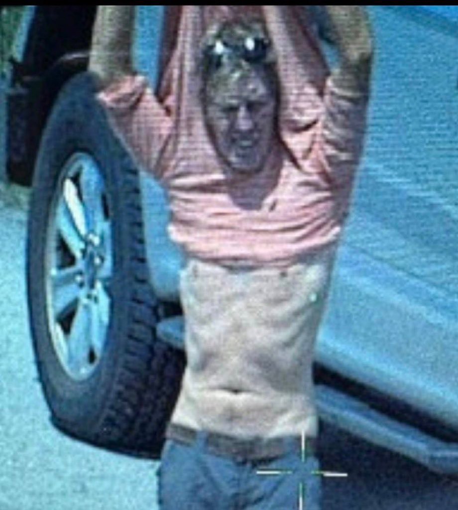 在西棕榈滩特朗普国际高尔夫俱乐部东南方马丁县 I-95 州际公路上的逮捕现场拍摄