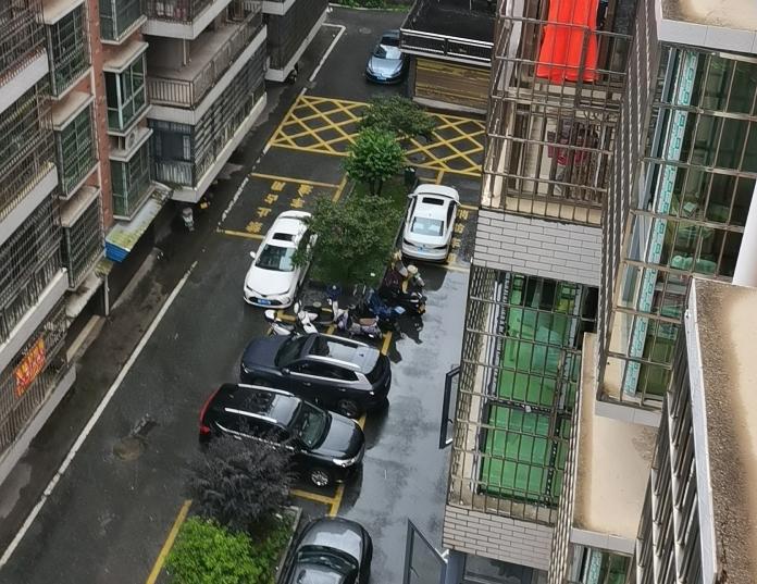 我们小区原物业于7月㡳到期，由于当时小区新一届业委会还没有选举产生，也就没有与原