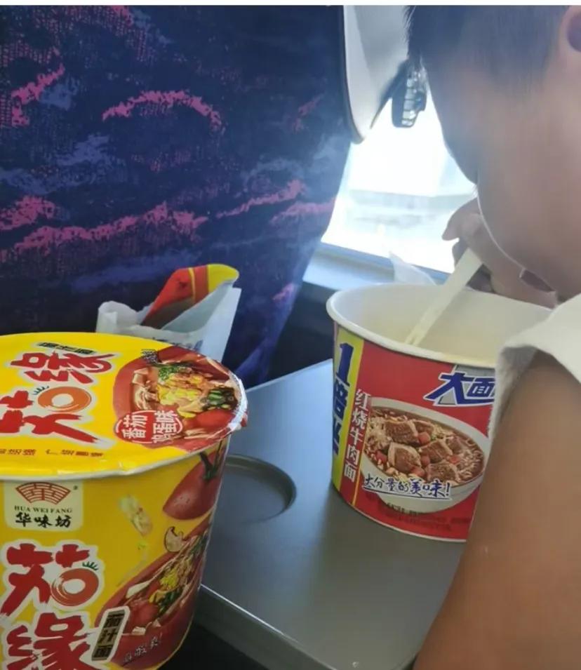 孩子高铁上吃泡面被乘客教育
出去玩两点多的高铁，没吃午饭，就买了泡面，吃的正香，