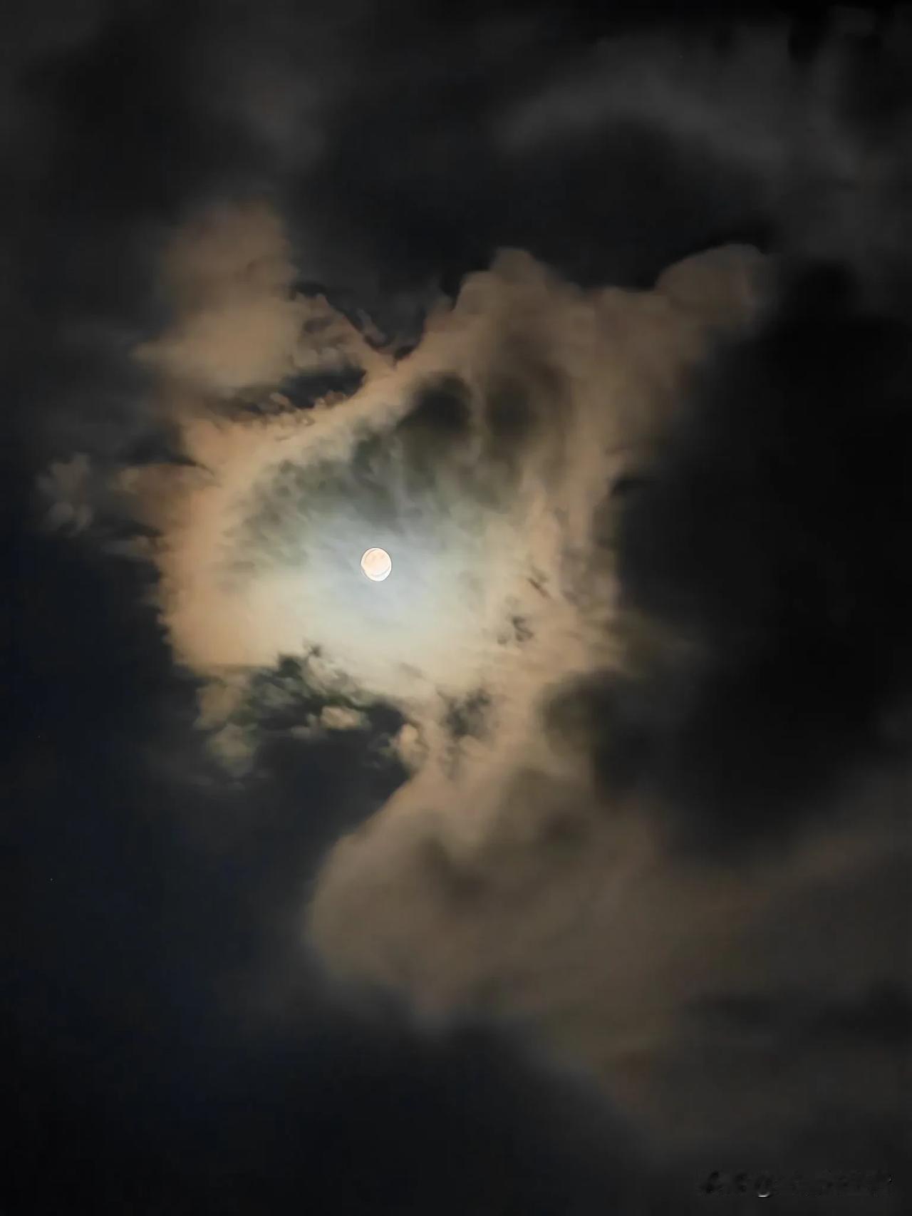 今天是中秋节，你们那里有什么习俗吗？记得小时候，在甘肃农村，中秋节有一个很重要的