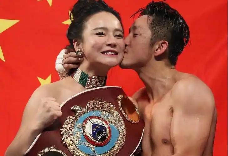 2016年，樊少皇公开挑战“拳王”邹市明，登台后，96斤的邹市明对152斤的樊少