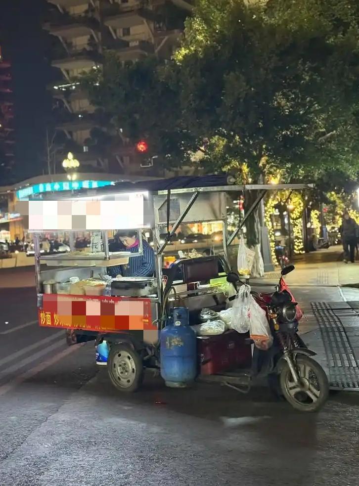 穷生奸计，富长良心!
我是出摊的，平时接触的人里，逃单；赖账；插队；吵闹，用假币