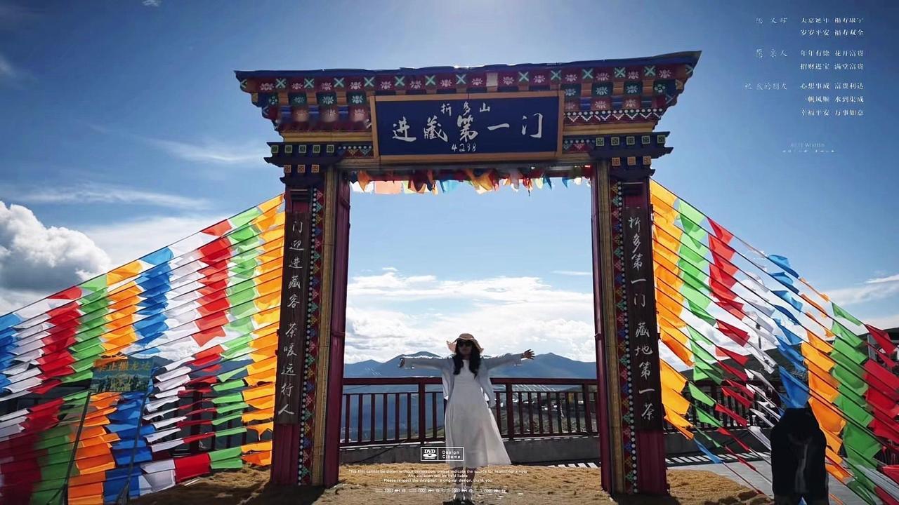 从康定盘旋而上，折多山的弯道一弯接一弯，像藏语里的“折多”一样绵长。当36吨的巨