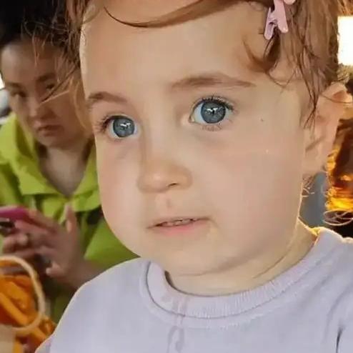 江苏一对中国父母在12月2日迎来了一名金发碧眼的“混血宝宝”，让家人一度误以为抱