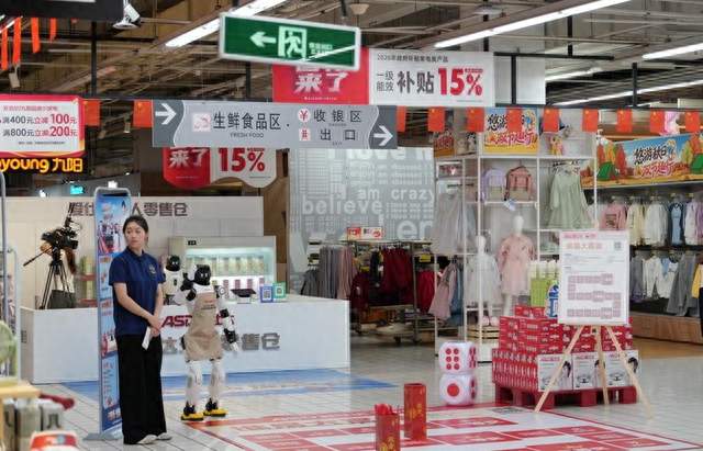 太震撼！100台机器人进店卖锅，3天狂揽223万，实体店真的变天了