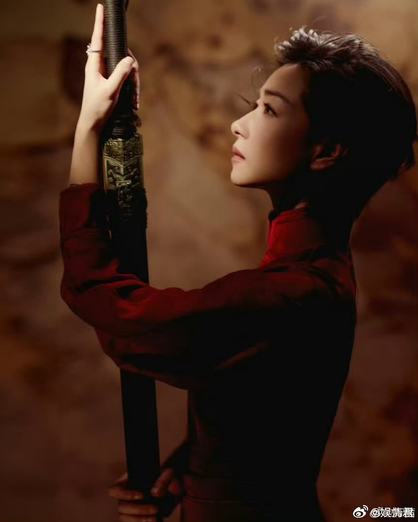 万茜持剑完全女侠级别 又美又飒天花板！万茜持剑造型，把侠女气质演到极致。 