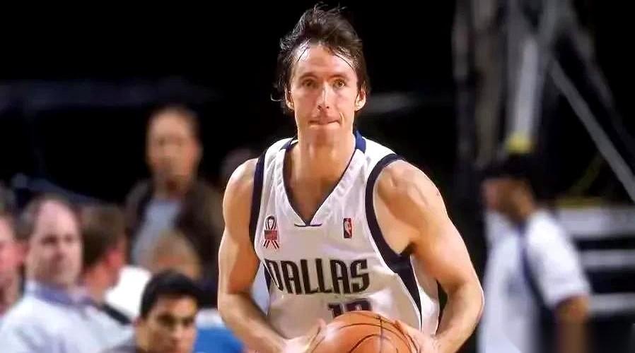 库里居然跟威少一样高，这事儿你敢信？
一个，平地起惊雷，扛着炸药包就往篮筐上挂。