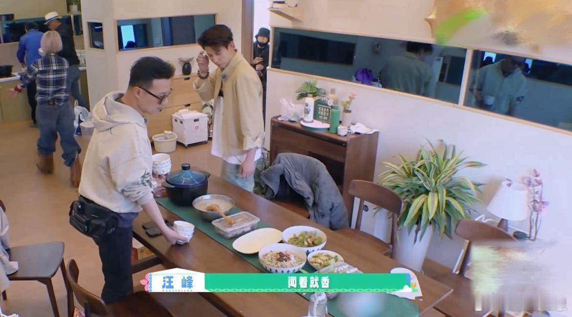 小乐摇滚圈的隐藏主厨 看小乐切菜的刀工比弹吉他solo还流畅！巡演大巴秒变移动厨