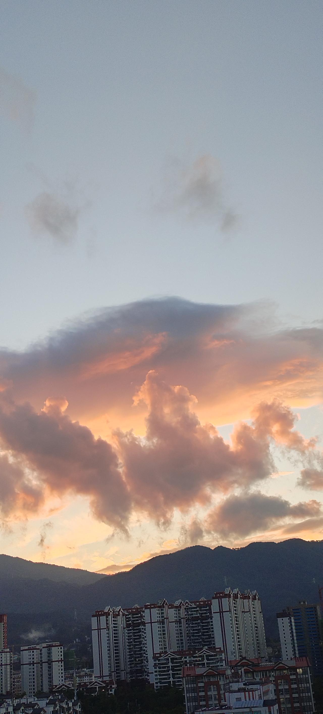 城市傍晚，夕阳西下的天空彩云飘舞，好美！