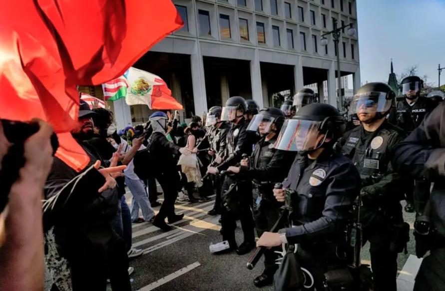 美国人越来越多举起了中国旗子，这也许就是美国未来自救的必然之路。
   美民调：