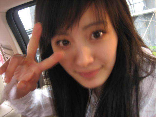 我姐拍照的招牌手势杨幂还是放不下她那破剪刀手