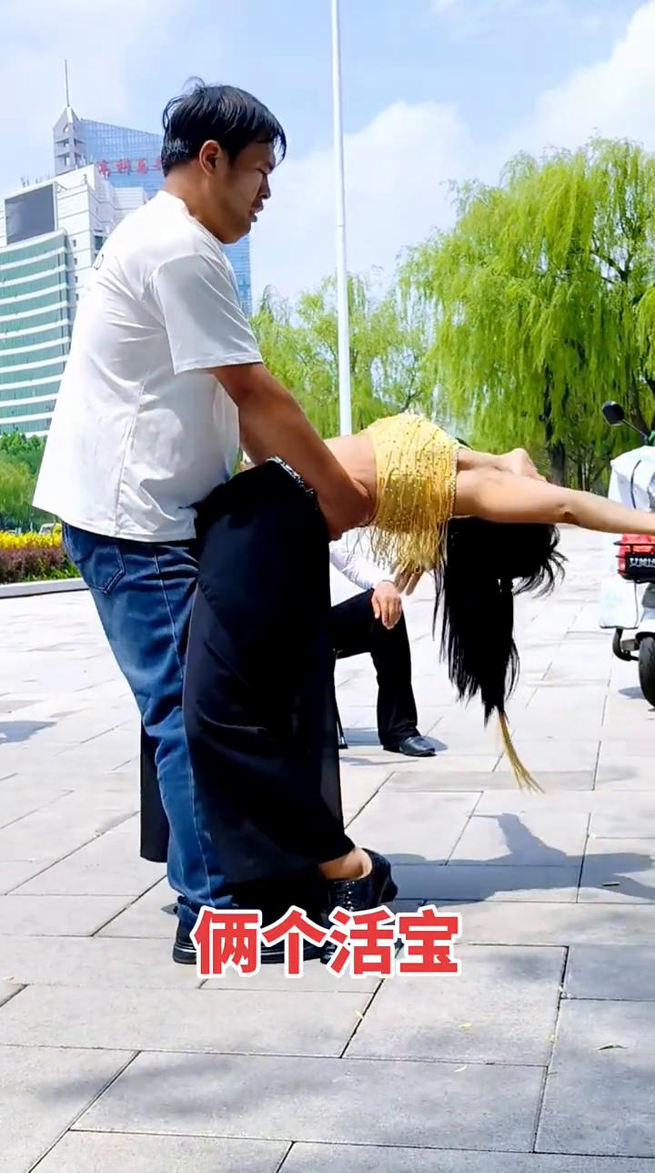 俩个活宝。