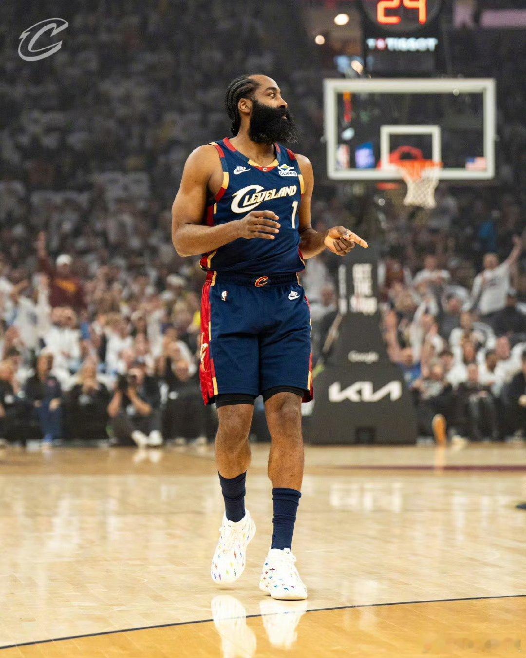 哈登成总薪资破5亿 🏀37岁哈登3年9700万续约骑士，生涯总薪资突破5亿美元