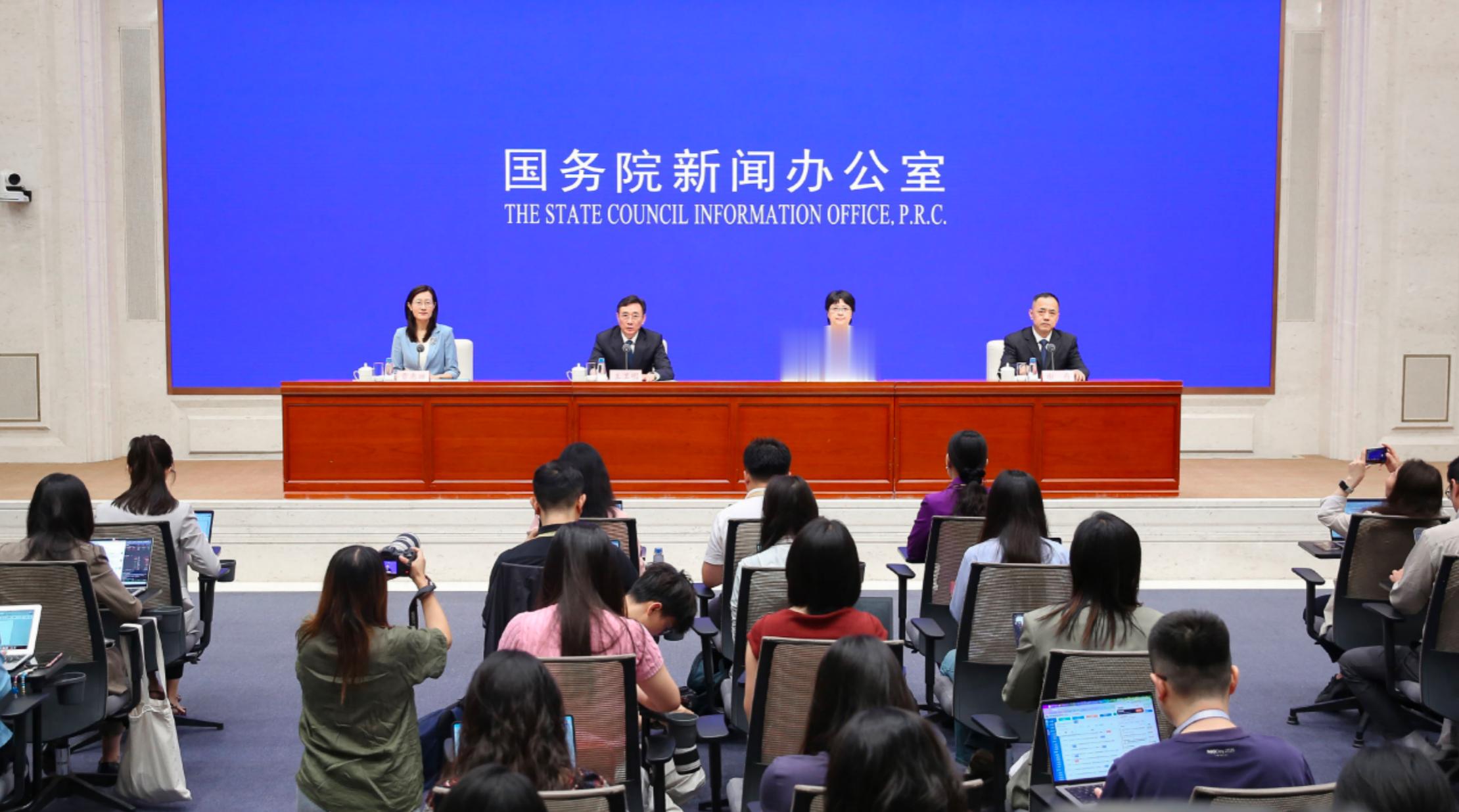 工信部昨天开了个发布会，专门点名表扬了比亚迪的第二代刀片电池和闪充技术。能被工信