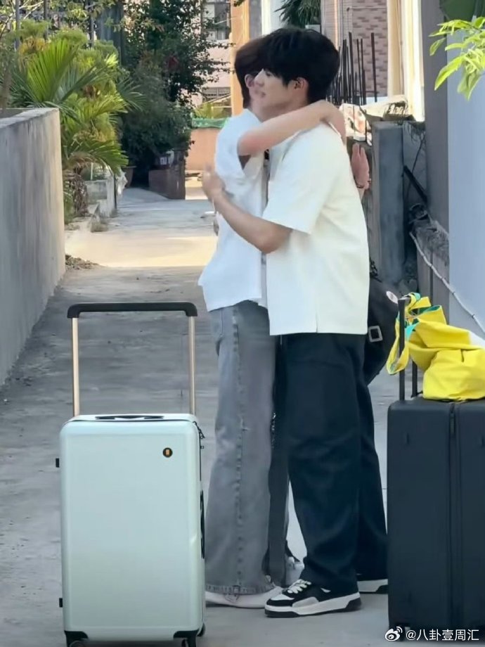  颜安[超话]颜安余宇涵一见面就抱上了颜安余宇涵的重逢是双向奔赴吧！见面就相拥，