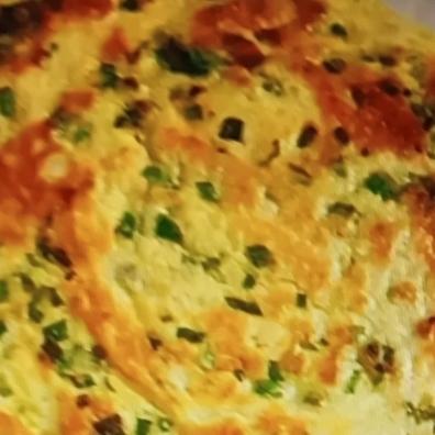 做简单美食早餐，三明治是个好选择。准备好面包片、鸡蛋、火腿片和生菜。
先把鸡蛋打