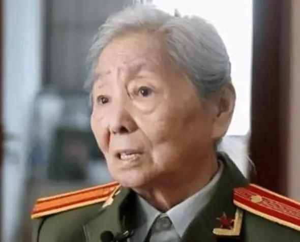 1979年，我国女翻译刘禄曾在美国访问期间，突然发现一名美国男子一直盯着她看，没