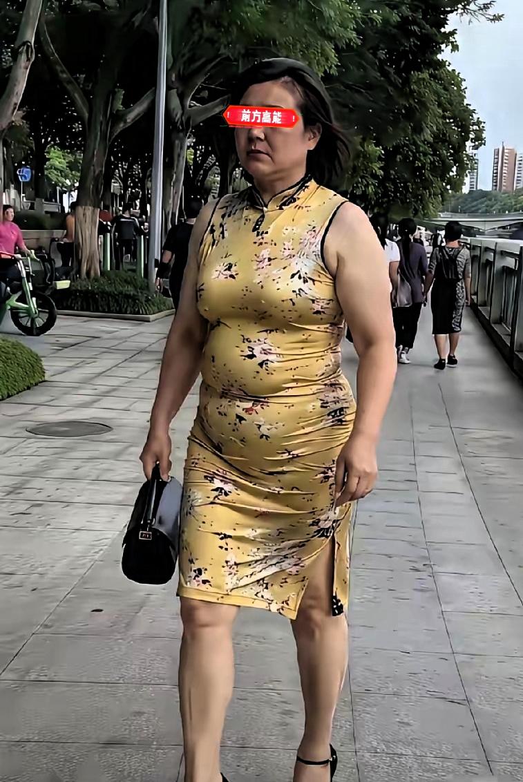 这组照片流出后，不少网友针对身材进行嘲讽

我个人认为，旗袍从来都不是年轻苗条之