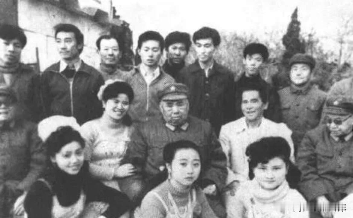 1950年代，许世友将军在南京军区任职期间，观看了沈阳杂技团著名杂技表演艺术家蔡