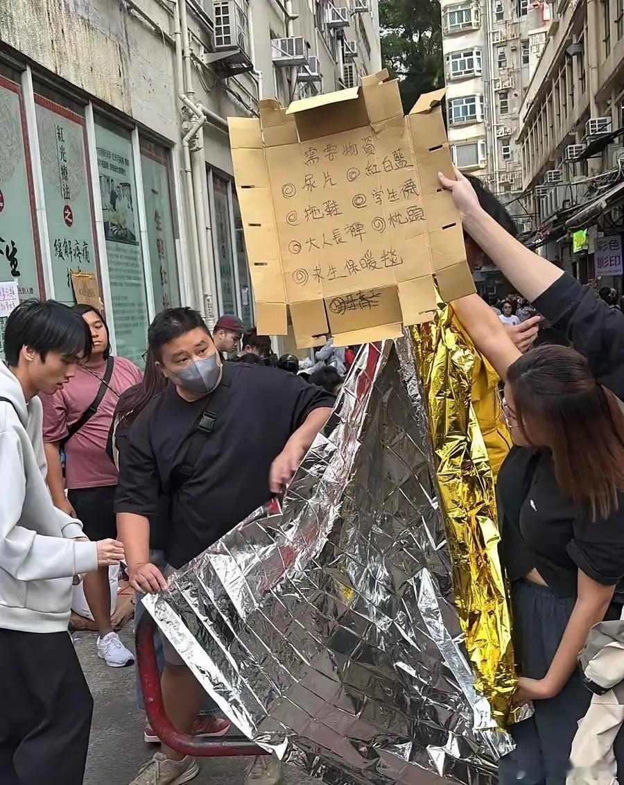 香港政府发文了每一个受难的家庭都会受到救济金如果家属有遇难的，会发20万港币，没