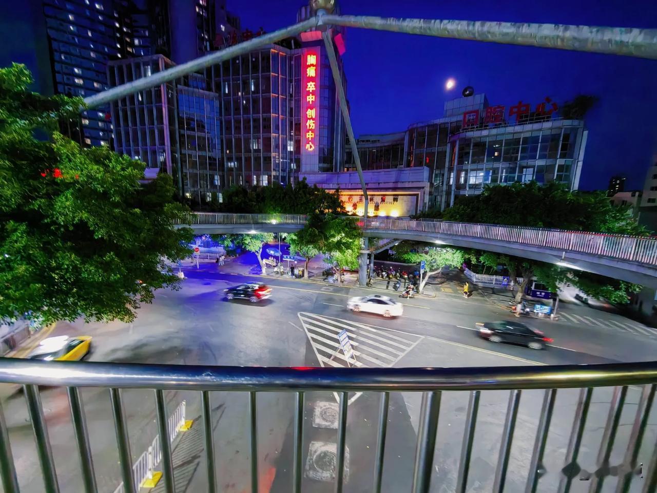 中秋之夜，万州区灯火熣灿，宁静的街景随拍！