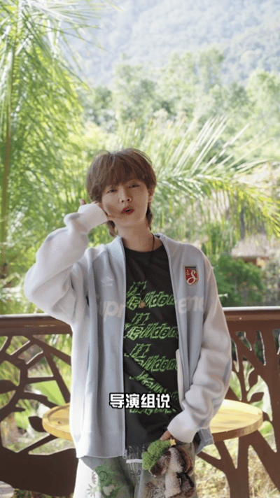 鹿晗回应五哈6定档鹿晗一脚踢飞小黑人 鹿晗：特色美食？我信你个鬼，该不会是鲱鱼吧