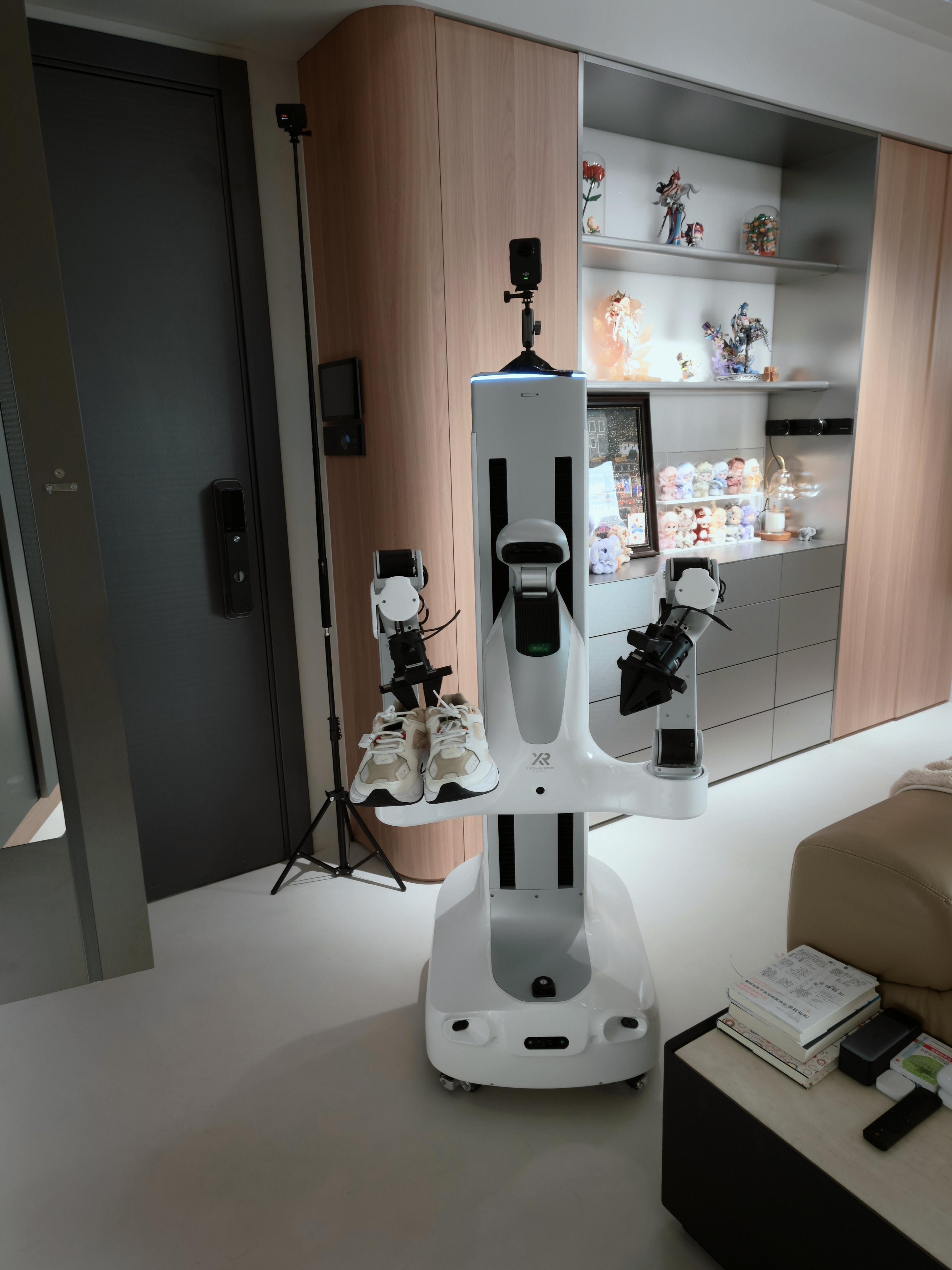 今天找机器人上门打扫房间，这你受得了吗