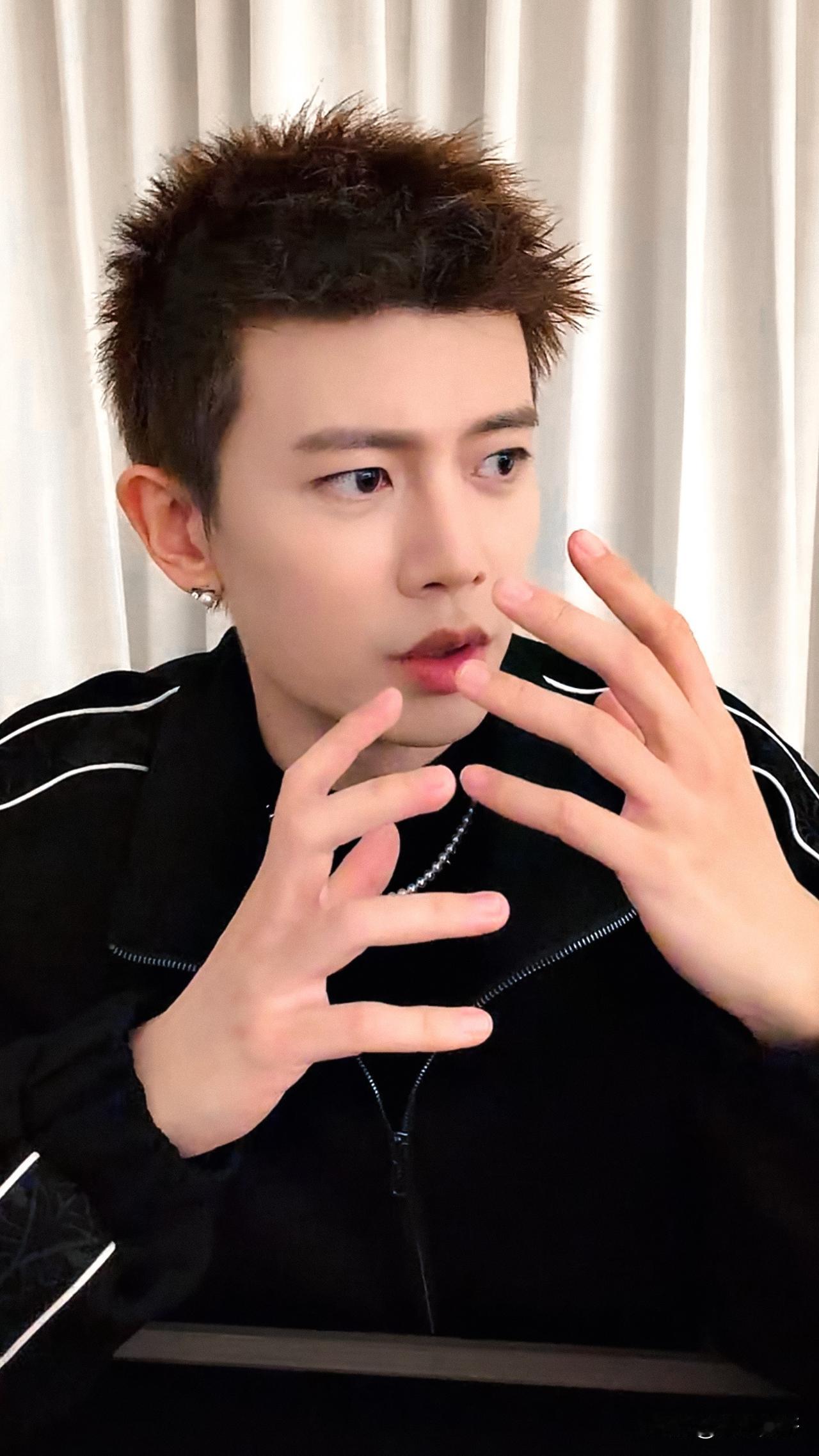 美伦美手美嘴[大笑]
帅的无与伦比，
一场直播下来，
各种小动作，
吃手，嘟嘴萌