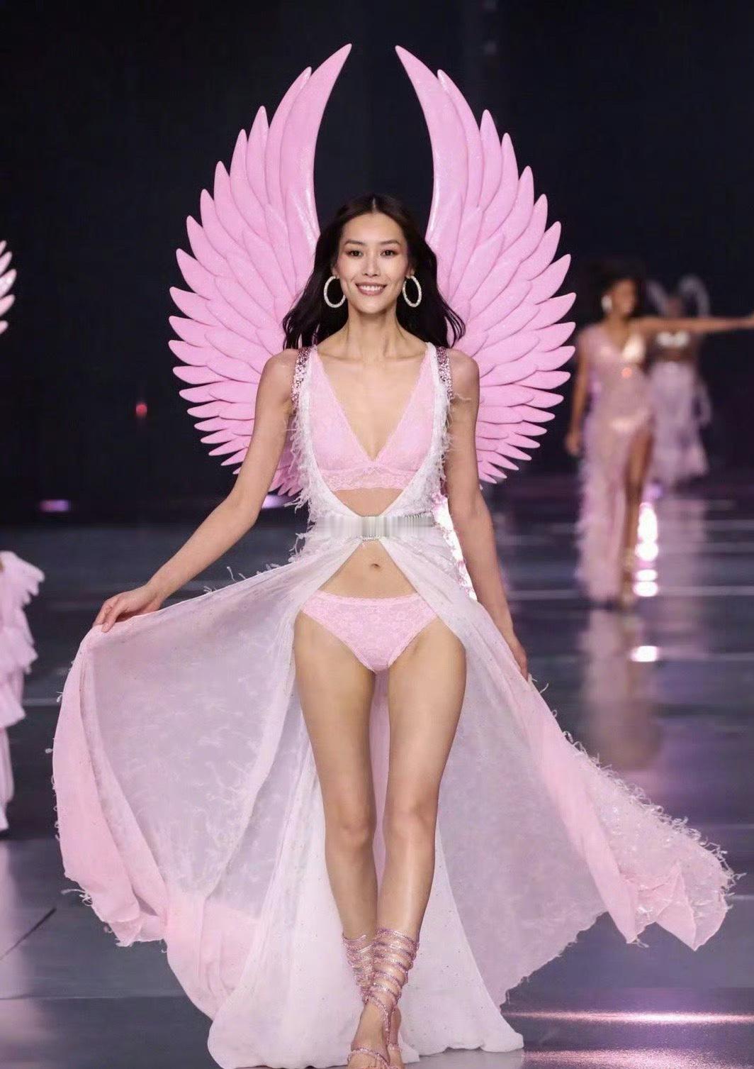 刘雯 2024#维密大秀# 在2024年的维密大秀上再次展现了她的超模风采。 ​