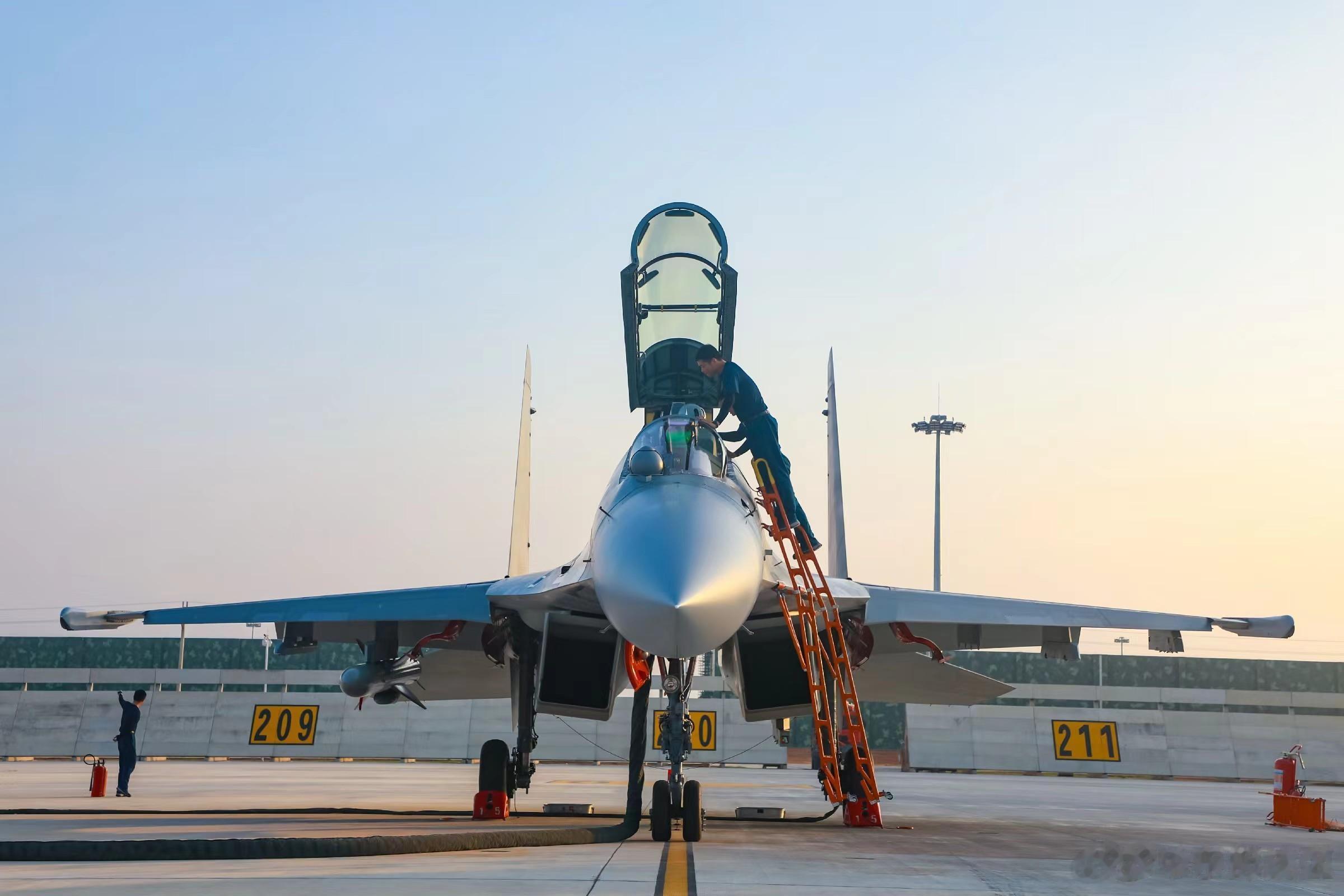 罕见场景，“东部战区”发布了歼-16战斗机挂载和发射鹰击-83K反舰导弹的画面！