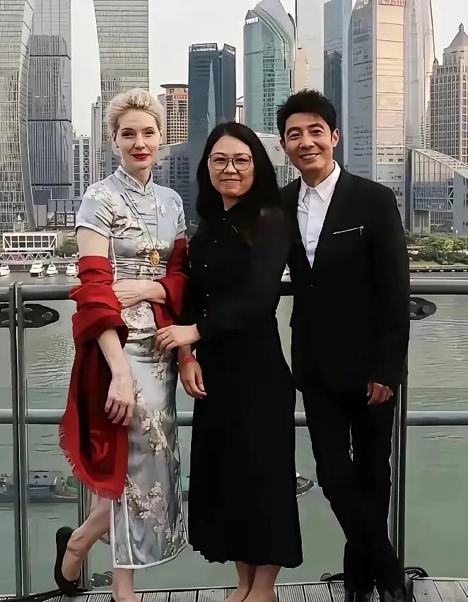 撒贝宁和他的爱人李白实在是太般配了。李白有着白皙漂亮的肤色，水灵又光滑，美得自然
